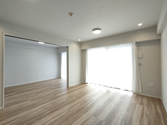 【LDK　約13.8帖】　窓からの光がやさしく差し込む、居心地の良いLDKです。