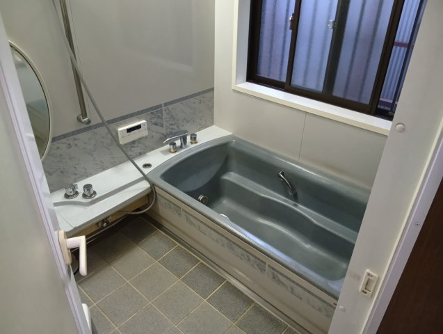 窓があるので明るい室内です。備え付けの台があるのでシャンプーを置いたり出来て便利です。