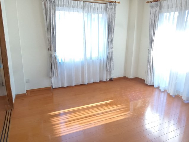 二面採光なので日差しがたっぷり入ります。また風通しが良く解放感もあります。