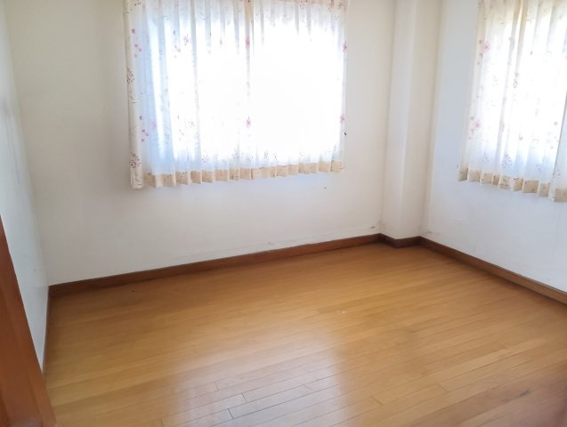 大きな窓があるので部屋にやわらかな陽光が注ぎます。寝室や仕事部屋など使い勝手の良い広さの洋室です。