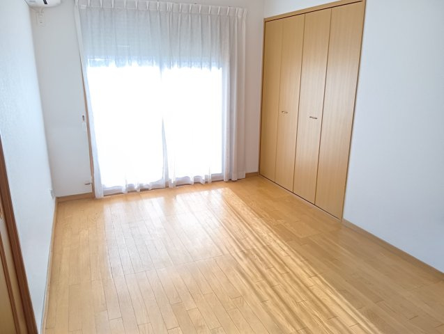 大きい窓があるので明るい空間でのびのびと生活できます。寝室として使うのもいいですね。