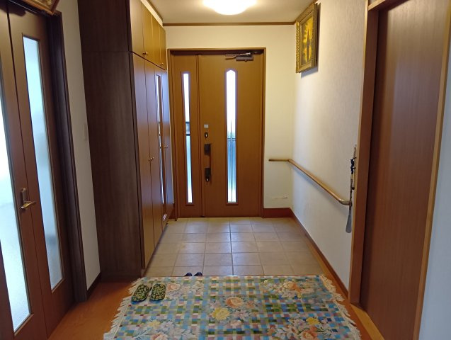 備え付けのシューズボックスがあるので収納がたっぷりあります。靴をしまって玄関をすっきりと使えます。