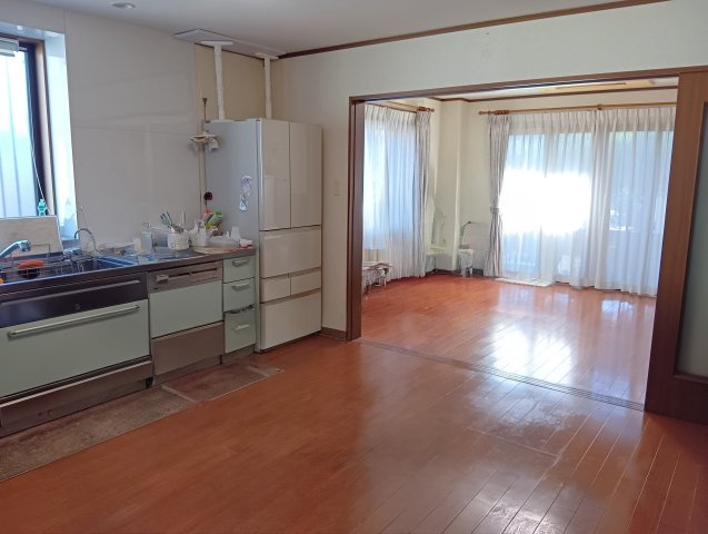 大きい窓から入るたっぷりの日差しが嬉しいですね。リビングダイニングが一続きで家族の会話も弾みますね。