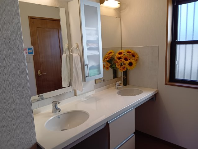 窓があるので明るい室内です。カウンターが広いのでちょっとした置物や芳香剤が置けます。