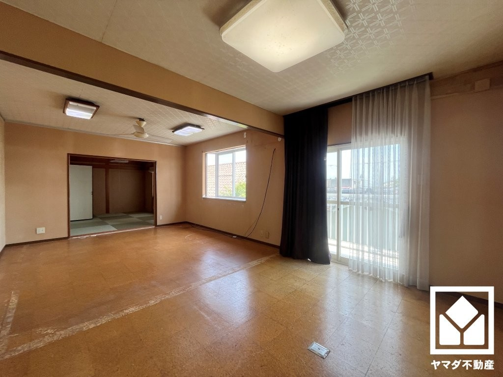 南東向き・南西向き・北西向きの3面採光の窓から自然光を取り込む、開放感あふれるリビングです。隅々まで光が降り注ぎ、明るく心地の良い空間。