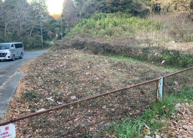 土地の面積＝住宅面積ではありません。建ぺい率の問題などで、土地のある場所によって住宅を建てられる面積は限られています。高さもしかり、「土地」という言葉の中には、建築条件も含まれると考えておきましょう。