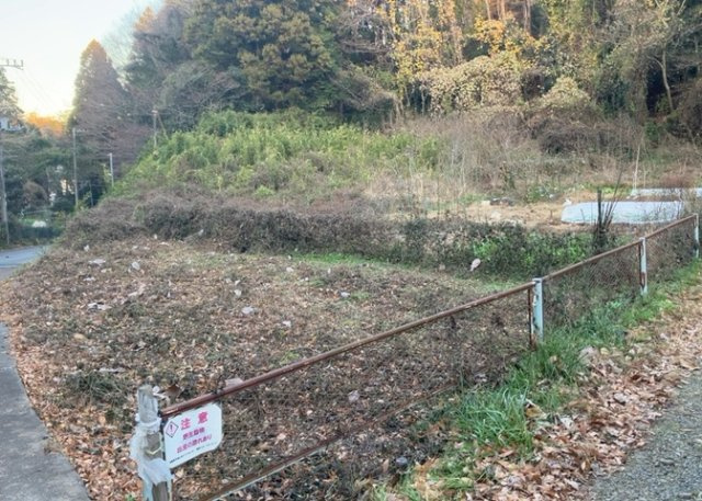 家を建てる場合、方位は要チェックです。現実的に日当たりのよい家ならばリビングは南側、建築基準法でも北側に当たる家への配慮は求められています。土地を見学に行く際は、方位磁針を持って行くようにしましょう。
