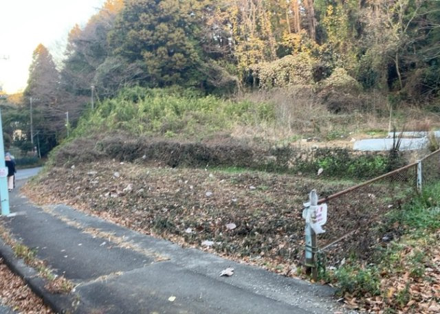 土地の前の道路に消火栓が設置されていることがあります。この場合、道路交通法第45条第1項により、駐車禁止の場所が指定されています。そのため、車庫などの駐車スペースをつくることができない場合があります。