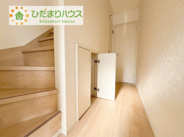 便利な廊下収納があるので掃除機や買いだめする洗面所用品はもちろん、箱買いしたペットボトルまでしまえます(^^)