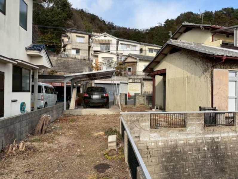 敷地にゆとりのある広さを確保したお庭スペースです。現況はシンプルな状態のため、芝生を敷いたりウッドデッキを設置したりと、アレンジが可能です。多目的に活用できる自由度の高い空間となっています。