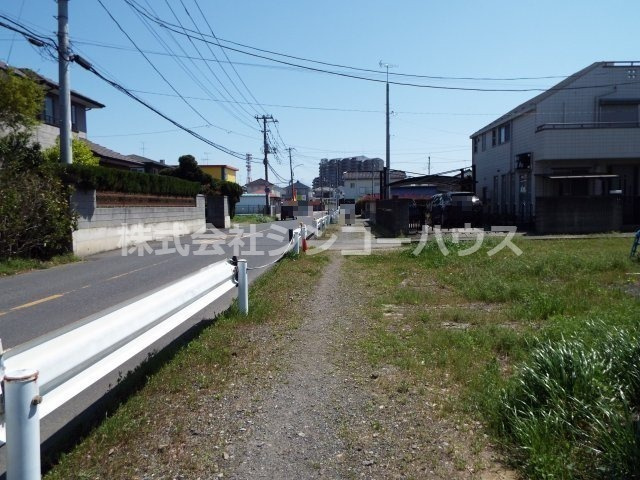 北東側は県道になっております。店舗や事務所用地にもご検討ください！