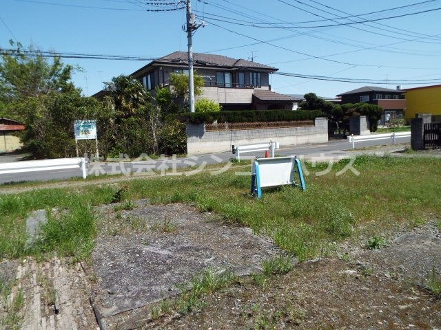 県道に接しておりますので事業用地としても目立ちます。