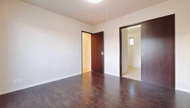 ■2階洋室｜ダブルベッドを置いても充分な広さを2Ｆのお部屋に設けております。お子様と家族みんなで寝るのも夢じゃありません♪窓からは光が差し込むので日中でも明るいお部屋です。