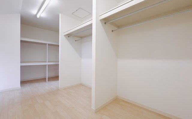 ■WIC｜主寝室には夢のウォークインがございます♪お洋服やバッグだけでなく、増えていくお洋服やご家族での思い出の品もしっかりと収納します(　＾＾　)
