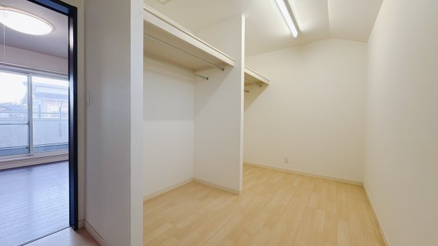 ■WIC｜お洋服はもちろん、使う頻度の少ない家具や小物・場所を取りがちな旅行用のスーツケースなどもしまえます。また、厚手のコートをしまっても充分な広さを堪能できるプランです♪