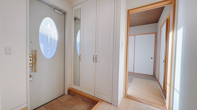 ■玄関｜収納豊富な玄関♪全身ミラー付き収納もあり、お出かけ前の身だしなみチェックもバッチリです！