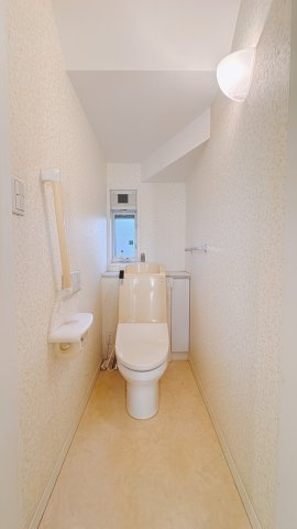 ■トイレ｜1階と2階にトイレがございます。収納がございますので、いつでもトイレスッキリ♪