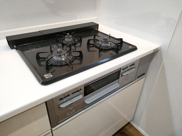 ・三口ガスコンロ　3口コンロ、グリル付きでお料理のレパートリーも増えそうです。