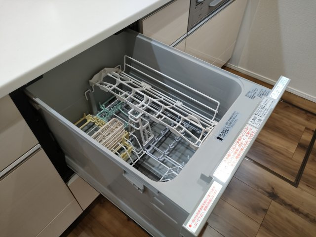 ・食器洗い乾燥機　食器の後片付けに便利な食器洗浄乾燥機を標準装備。ビルトインタイプなので見た目もスッキリ、特に共働き世帯のご家族には必需品です。