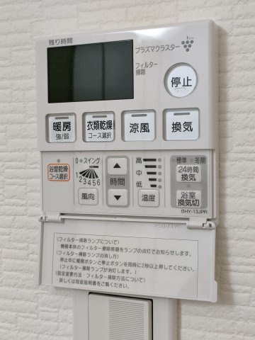 ・浴室換気乾燥暖房機　雨天の洗濯物の乾燥や冬場の暖房、浴室内の換気など、様々な用途に使うことができます。