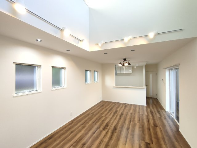 ・LDK　約18.0帖　家族が集い、笑い、遊び、読書をして、そして日向ぼっこをしながら過ごす広く開放的な自遊空間。