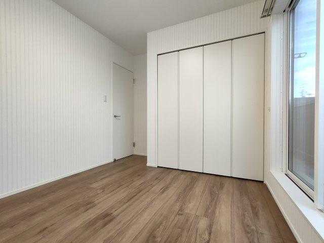 ・洋室2　約5.2帖　全ての居室に収納と窓を備えており、過ごしやすい空間となっています。