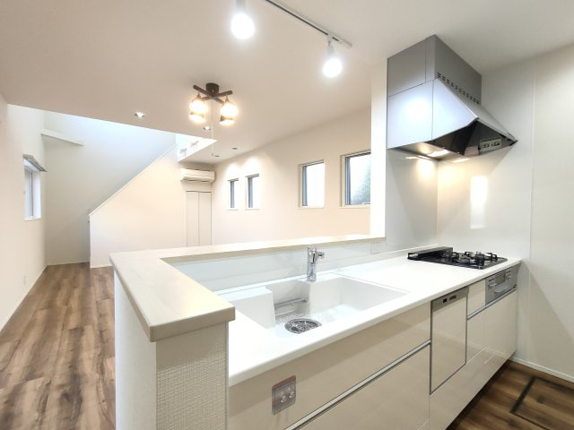 ・キッチン　使いやすくスタイリッシュなカウンターキッチン。開放感と、リビングを見渡せる安心感があります。