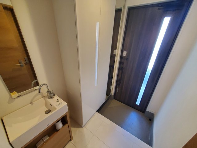 玄関横に手洗いスペースを設置。帰宅後すぐに手洗いできるので、衛生的でお子様のいるご家庭にも安心です。