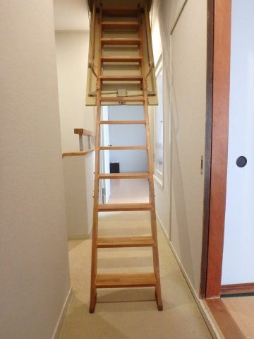 2階廊下上部には屋根裏収納庫があります。