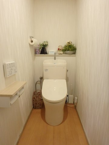 温水洗浄便座付きのトイレ