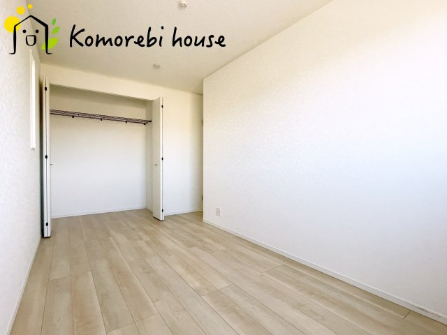 落ち着いた色調の寝室です