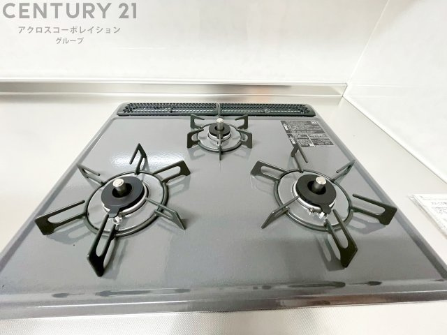 多数の調理器具を同時に使用でき、料理の効率化が可能。省エネで節約になり、様々な料理スタイルに適応できます。また、火力調整が独立しており、手入れや掃除もしやすく、今よりもっとお料理が楽しくなるかも。