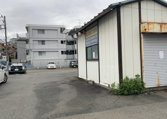 土地の形が極端に長細かったり、狭小地、あるいは道路との高低差がある傾斜地だった場合、後々売ろうとしても買い手がつかない場合もあります。後々、売却することになった時に価値の下がらない土地を選びましょう。