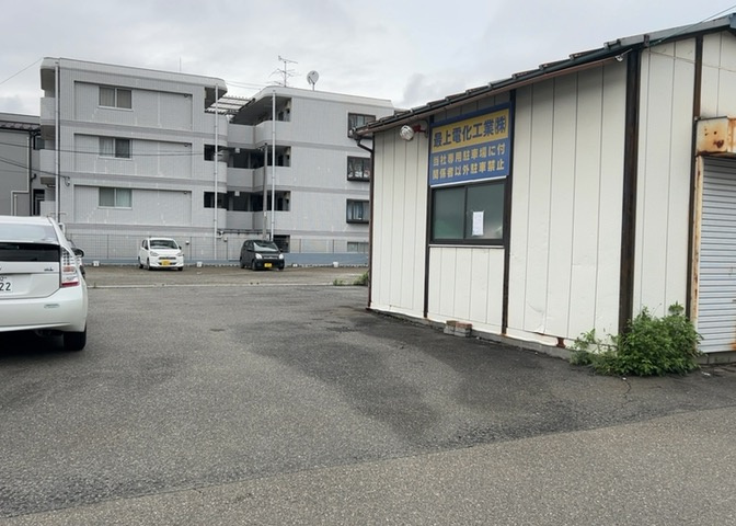 土地の面積＝住宅面積ではありません。建ぺい率の問題などで、土地のある場所によって住宅を建てられる面積は限られています。高さもしかり、「土地」という言葉の中には、建築条件も含まれると考えておきましょう。