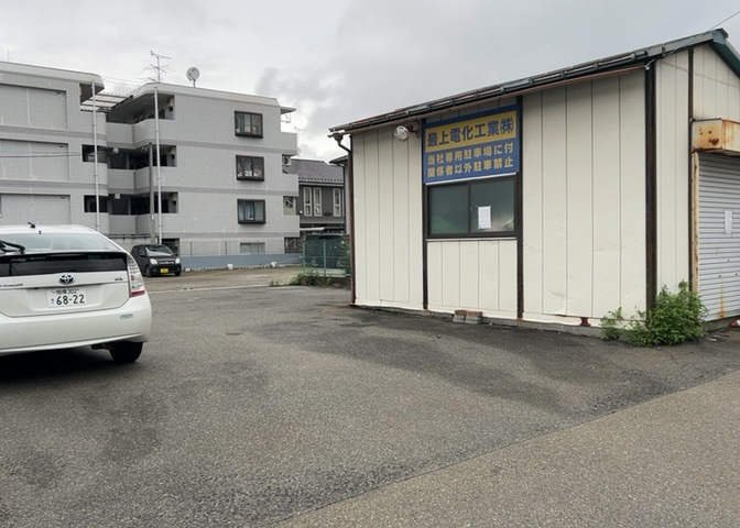 家を建てる場合、方位は要チェックです。現実的に日当たりのよい家ならばリビングは南側、建築基準法でも北側に当たる家への配慮は求められています。土地を見学に行く際は、方位磁針を持って行くようにしましょう。
