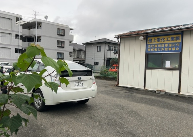 土地の前の道路に消火栓が設置されていることがあります。この場合、道路交通法第45条第1項により、駐車禁止の場所が指定されています。そのため、車庫などの駐車スペースをつくることができない場合があります。
