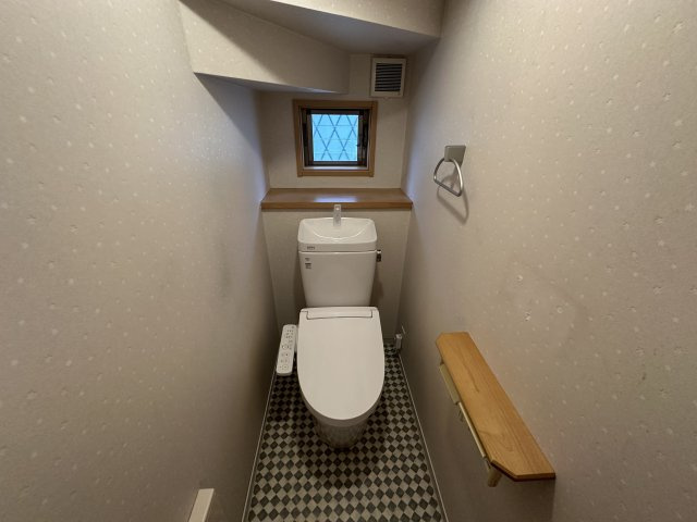 【1階トイレ】　年間を通して快適に使用できる温水洗浄便座付きトイレが採用されています。2連ペーパーホルダーやタオル掛け付きです。