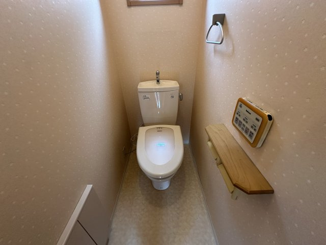 【2階トイレ】　トイレは各階にあるため、来客時にも気兼ねせず使用できます。混雑する時間帯の使い分けにも便利です。温水洗浄便座のリモコンは、操作しやすい壁付けタイプが採用されています。
