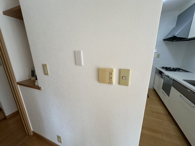 【LD】　電話台や床暖房コントローラーが備わっています。シンプルな壁に、お子様の描いた絵やお気に入りのアートを飾るなど、空間作りを楽しめます。