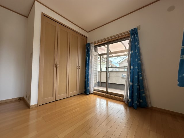 【2階南西側洋室】　南東向きバルコニーに面している洋室です。2階には、納戸と3部屋の洋室があります。ご家族で使い分けやすい間取りです。