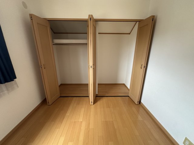 【クローゼット/2階北西側洋室】　2階の各洋室にクローゼット付きです。折戸タイプのクローゼットドアは、内部を見渡しやすく、必要な物をさっと取り出すことができます。