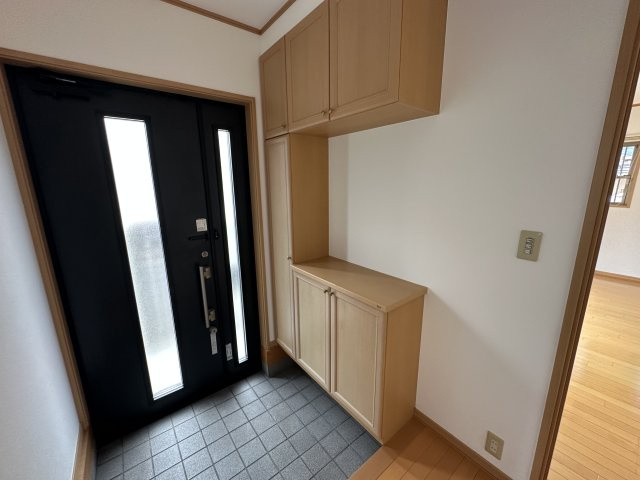 【玄関】　ドアスリットから自然光が届く玄関。シューズボックス付きで、ご家族の履物や雨具などをすっきり収納することができます。