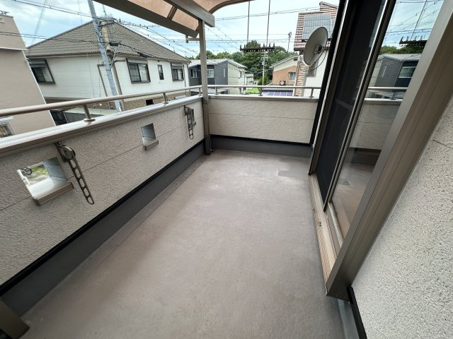 【バルコニー】　屋根付きのバルコニー。急な雨にも対応しやすく、洗濯物や布団の外干しにも便利です。物干し受けが備わっています。