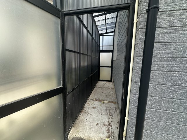 【ストックヤード】　屋外で使用する物の保管に便利なスペースです。屋根や壁に囲われているため、自転車やお子様の三輪車置き場としても便利に活用できます。