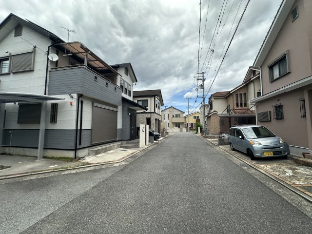 【前面道路含む現地写真】　東南側・西側接道の角地です。前面道路幅員は約6mと、お車の入出庫を行いやすいゆとりがあります。