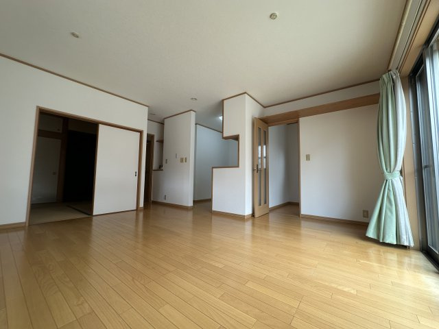 【LD】　東南向きの掃き出し窓から陽光注ぐ住空間。窓辺にグリーンを飾るのもおすすめです。和室との一体利用も可能で、多彩なレイアウトを楽しめます。