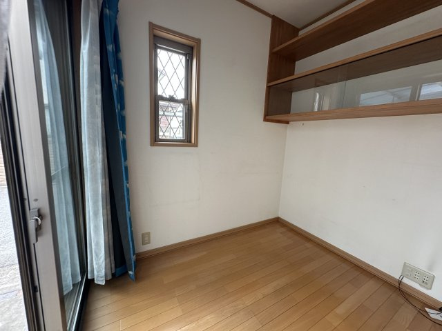 【1階洋室】　1階の和室から出入りできる2面採光の洋室です。掃き出し窓はカースペースに面しています。集中して作業できる空間で、多目的に活用できます。