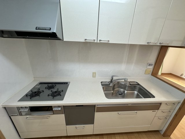 【キッチン】　3口コンロとグリルが搭載されたシステムキッチンで、複数品の同時調理が行えます。ビルトインタイプの食洗機付きです。