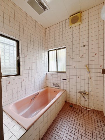 ■浴室｜デザイン性に優れた浴室♪1日の疲れを癒す、ゆったりとしたバスタイムをぜひお過ごしください(*＾＾*)大きな窓付きで嬉しい♪