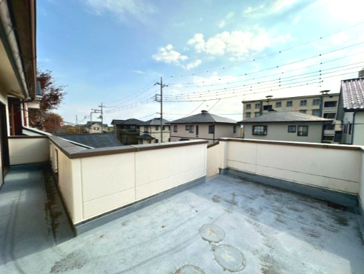 ■バルコニー｜ワイドバルコニーは、溜め込んでしまったお洗濯物を一気に干すことができるくらいのスペースがあります。二部屋から出入り可能なのでお布団などもラクラク干せますね♪